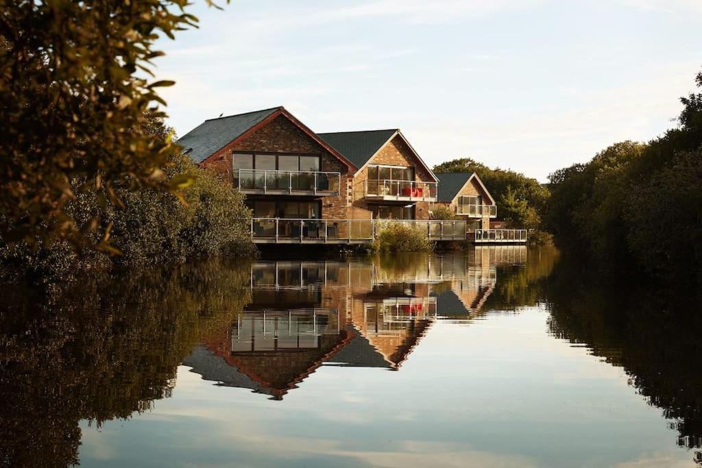 Kingfisher Hot Tub & Log Burner House On Premium Lakeside With Resort Facilities St Columb Major Exteriör bild