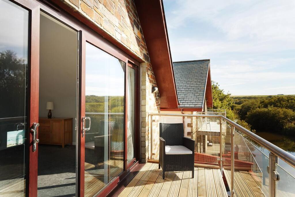Kingfisher Hot Tub & Log Burner House On Premium Lakeside With Resort Facilities St Columb Major Exteriör bild