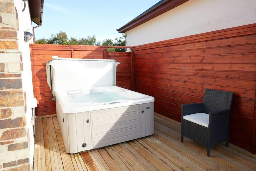 Kingfisher Hot Tub & Log Burner House On Premium Lakeside With Resort Facilities St Columb Major Exteriör bild