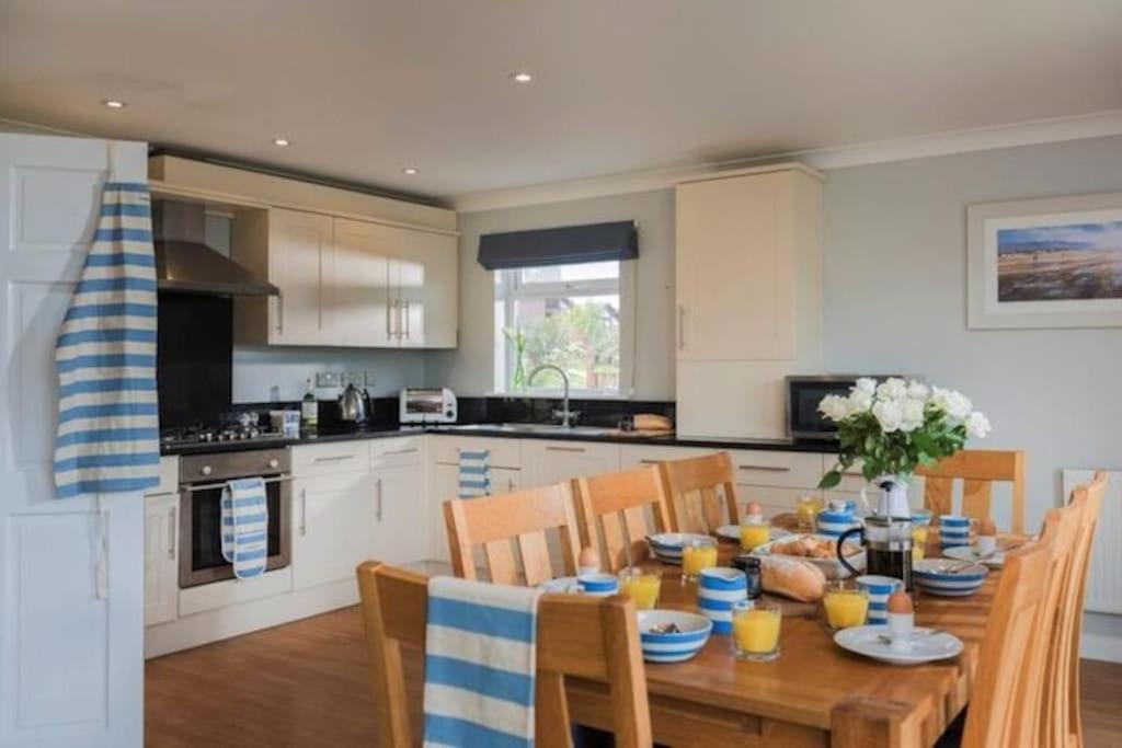 Kingfisher Hot Tub & Log Burner House On Premium Lakeside With Resort Facilities St Columb Major Exteriör bild