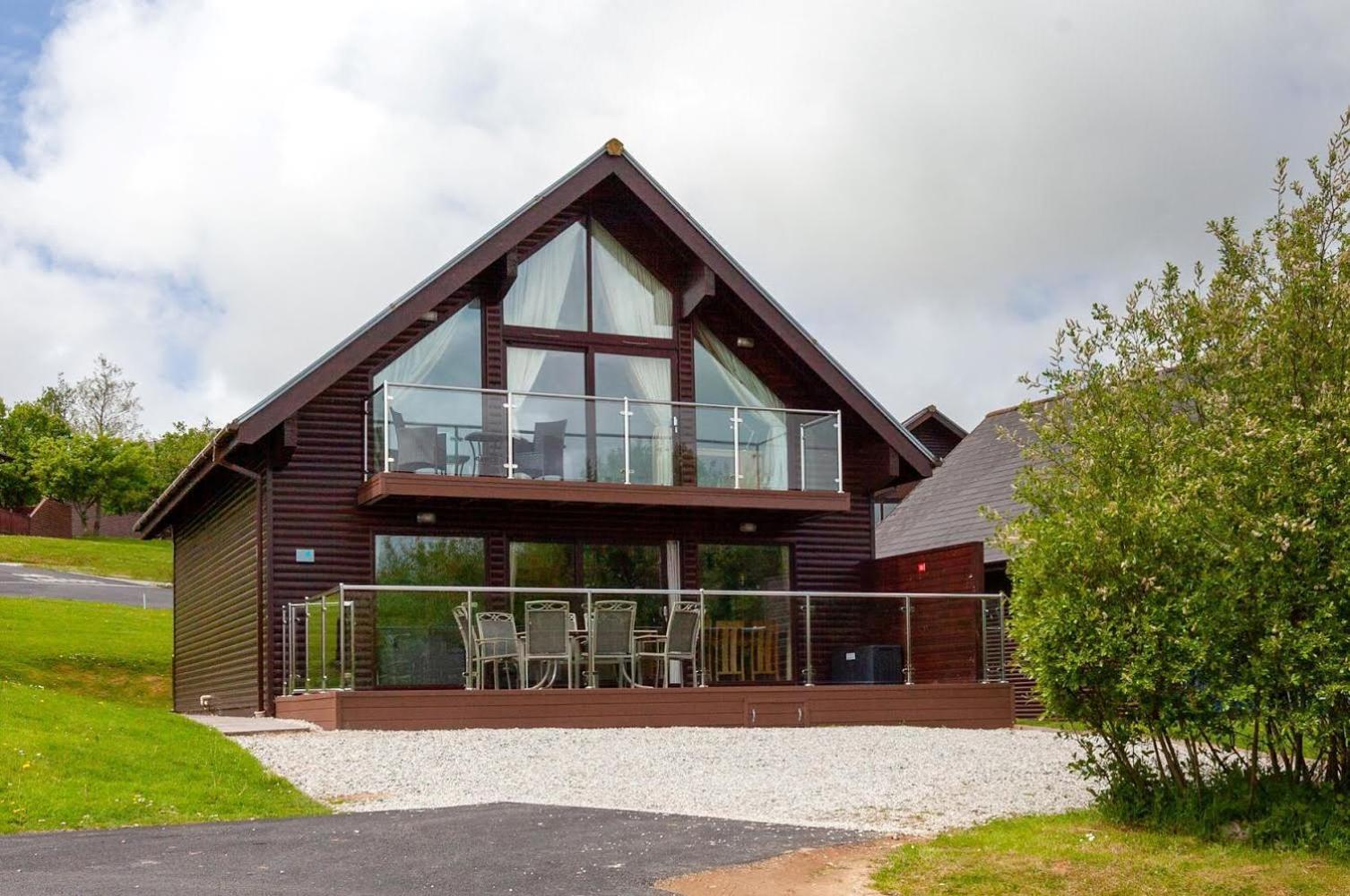 Kingfisher Hot Tub & Log Burner House On Premium Lakeside With Resort Facilities St Columb Major Exteriör bild